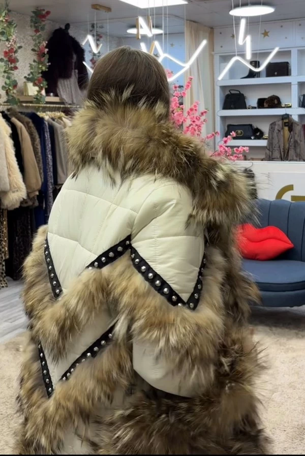 Abrigo de terciopelo negro estilo plumas con pelo de zorro natural – Tete by Odette Abrigo de terciopelo negro estilo plumas con pelo de zorro natural – Tete by Odette