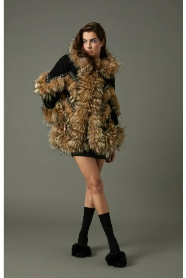 Abrigo de terciopelo negro estilo plumas con pelo de zorro natural – Tete by Odette