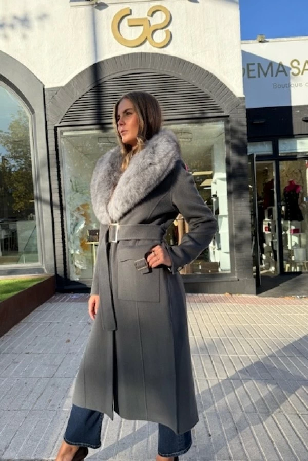 Abrigo Gris Oscuro con Cuello de Zorro Natural y Cinturón – Loco Luxo