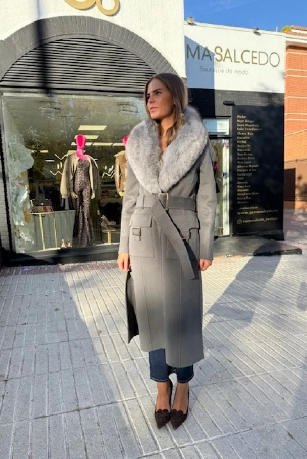 Abrigo Gris Oscuro con Cuello de Zorro Natural y Cinturón – Loco Luxo