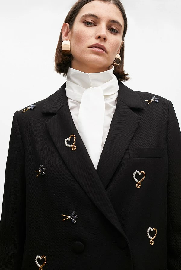 Americana cruzada con bordados y pedrería – Lola Casademunt