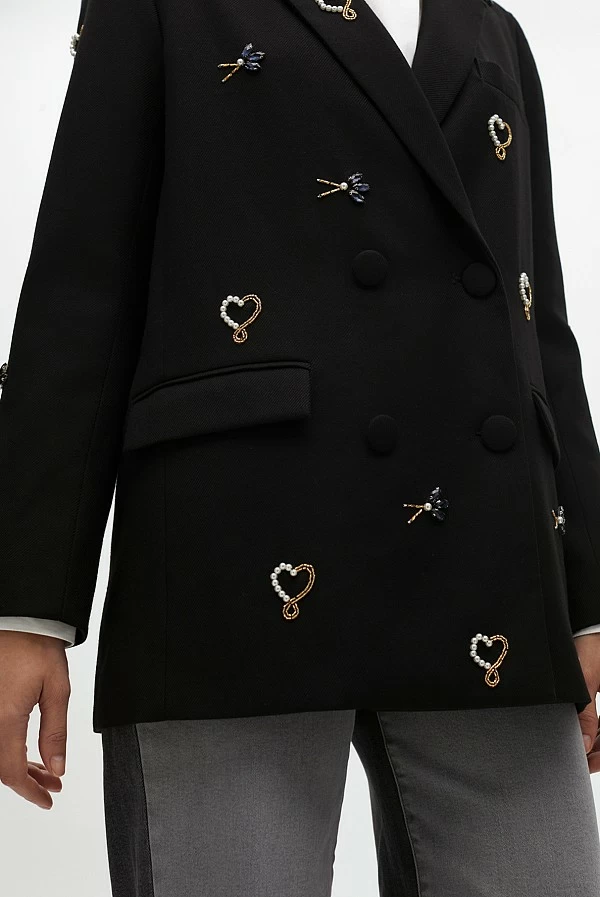 Americana cruzada con bordados y pedrería – Lola Casademunt