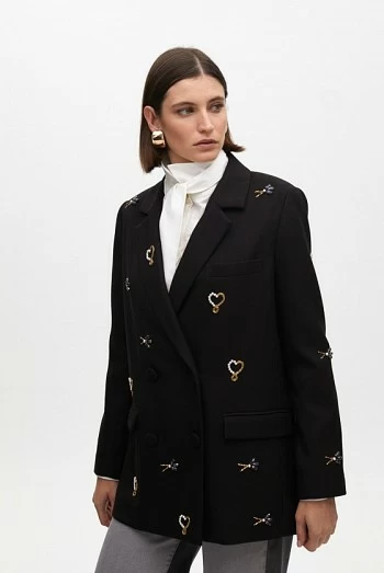 Americana cruzada con bordados y pedrería – Lola Casademunt Americana cruzada con bordados y pedrería – Lola Casademunt