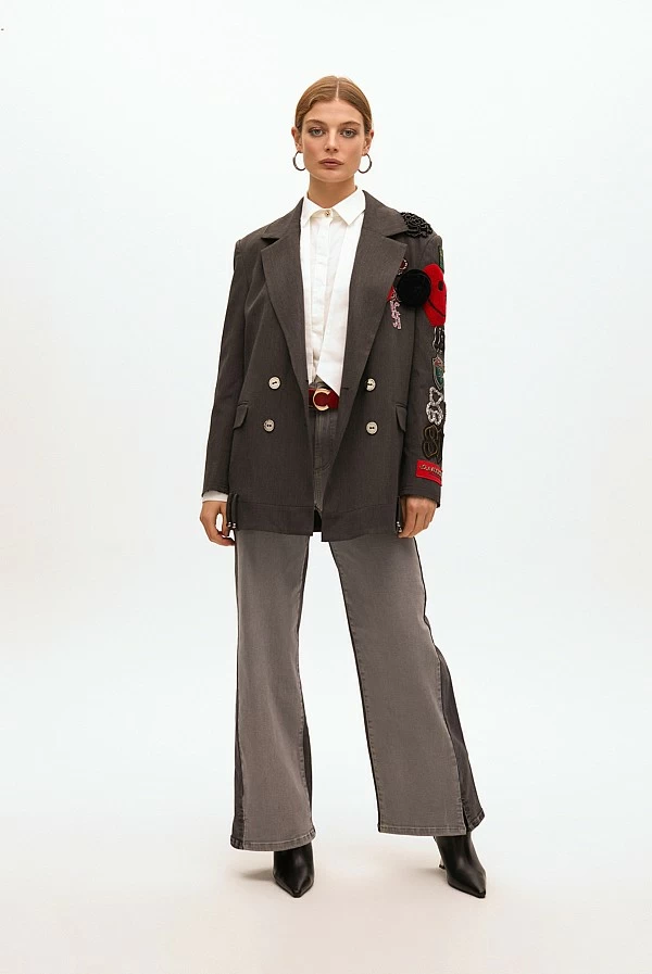 Americana cruzada oversize detalle parches