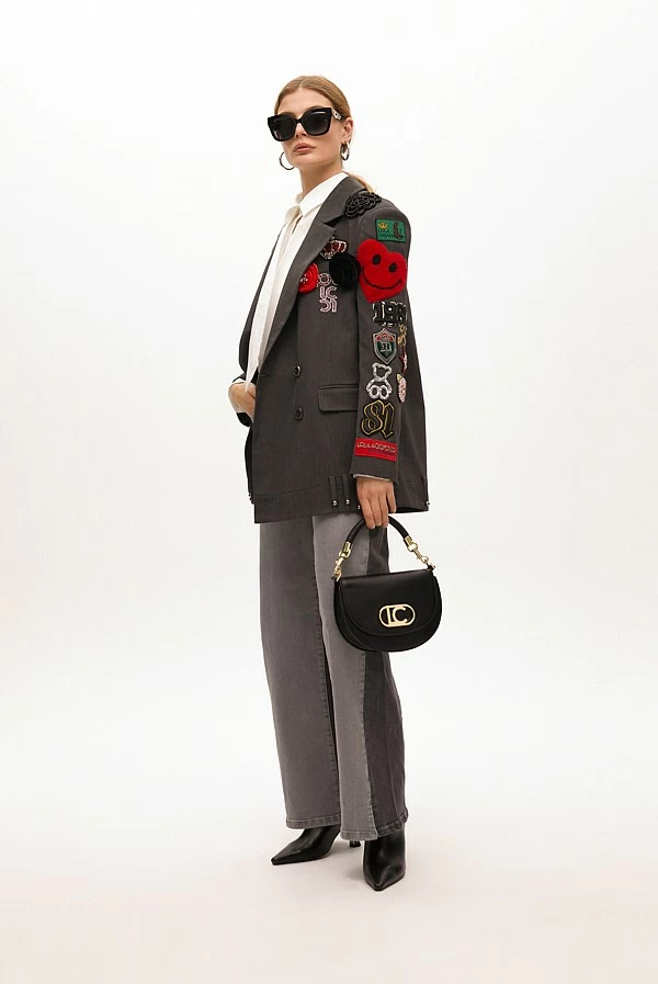 Americana cruzada oversize detalle parches