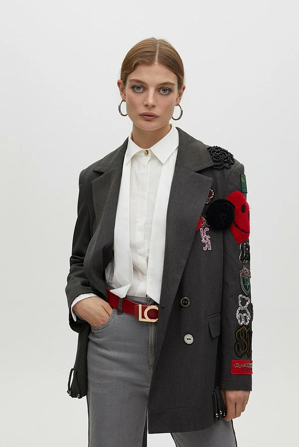 Americana cruzada oversize detalle parches