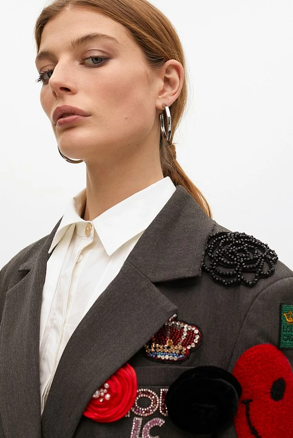 Americana cruzada oversize detalle parches