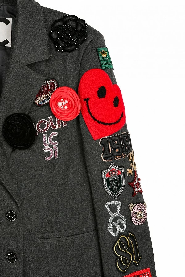 Americana cruzada oversize detalle parches