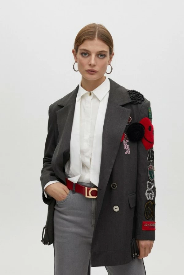 Americana cruzada oversize detalle parches