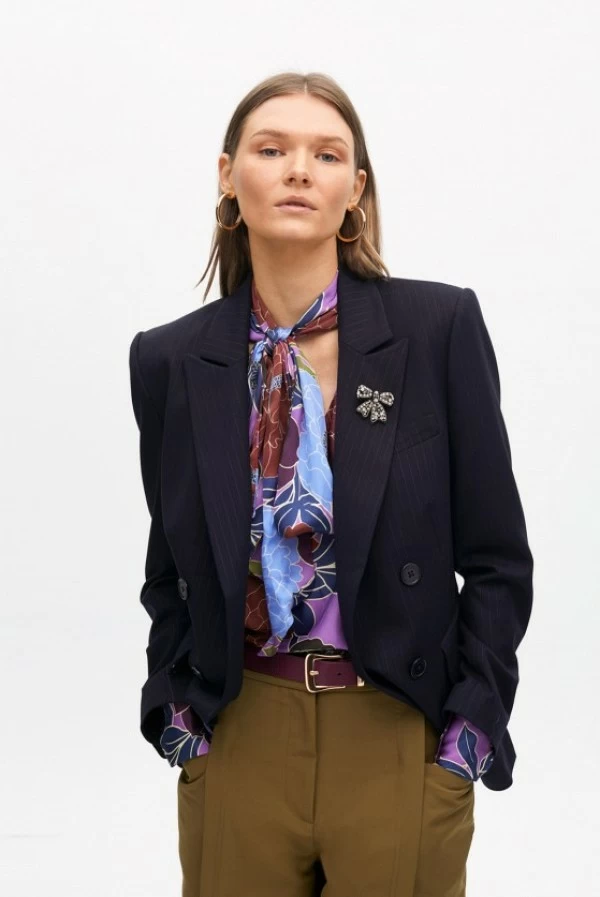 Americana de Raya Diplomática con Broche Joya lola casademunt