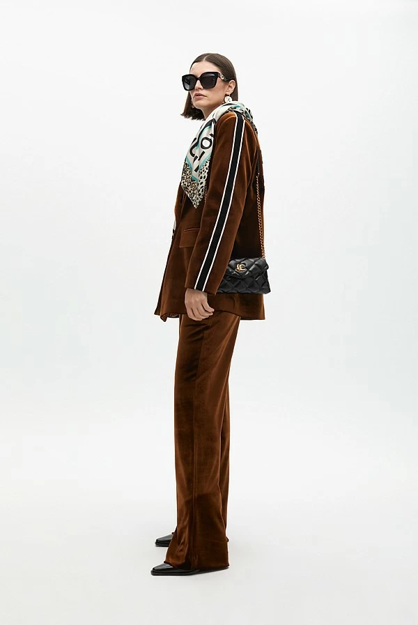 Americana de terciopelo marrón con detalle de rayas en manga – Lola Casademunt