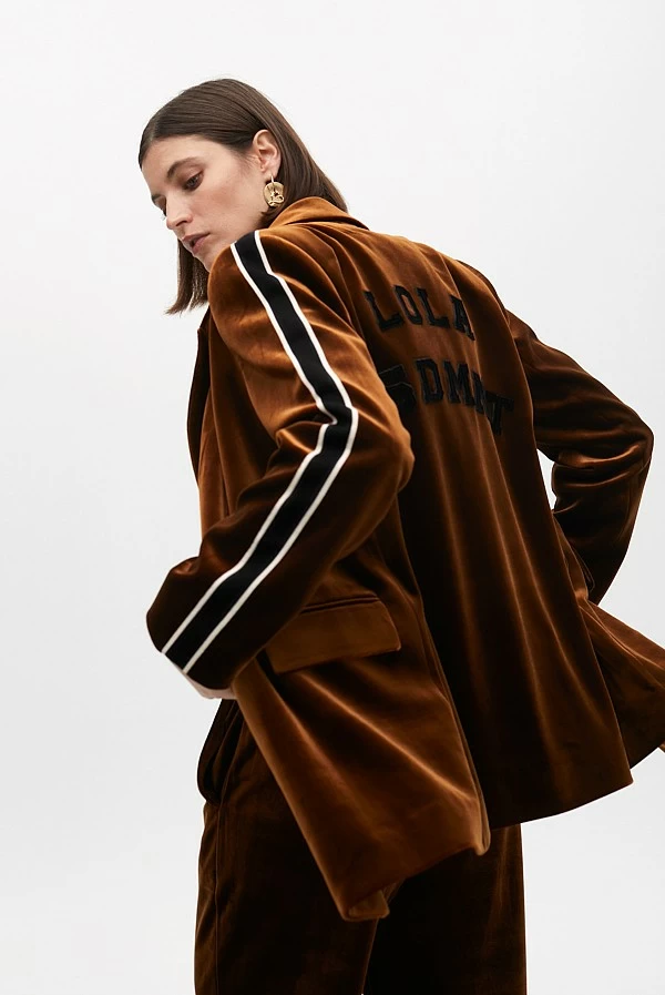 Americana de terciopelo marrón con detalle de rayas en manga – Lola Casademunt