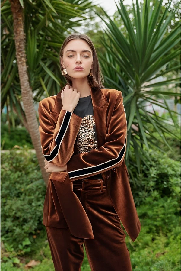 Americana de terciopelo marrón con detalle de rayas en manga – Lola Casademunt