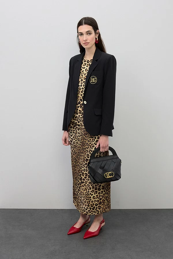 Americana Entallada con Bolsillos y Botón Dorado