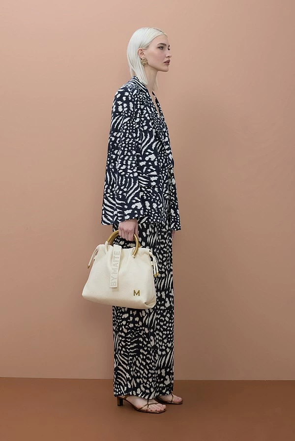 Americana Fluida con Estampado Abstracto