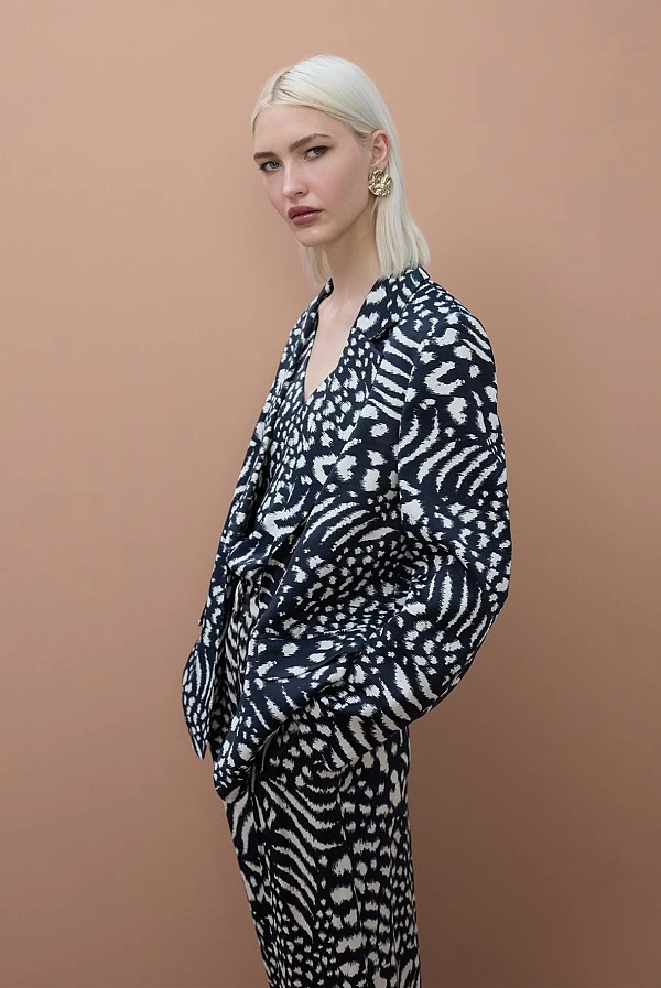 Americana Fluida con Estampado Abstracto