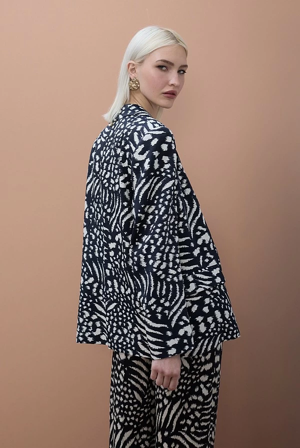 Americana Fluida con Estampado Abstracto