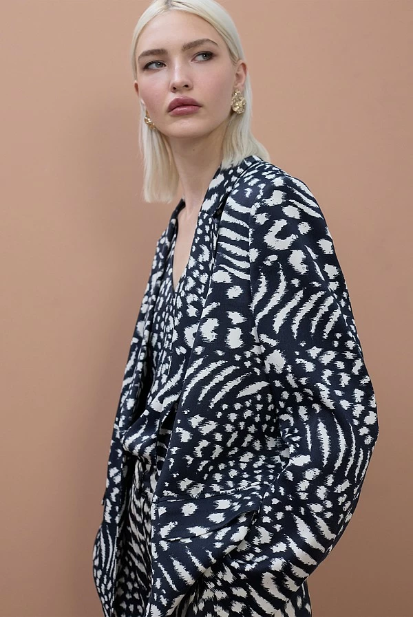 Americana Fluida con Estampado Abstracto