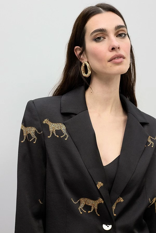 Americana Recta Satinada con Print de Leopardo