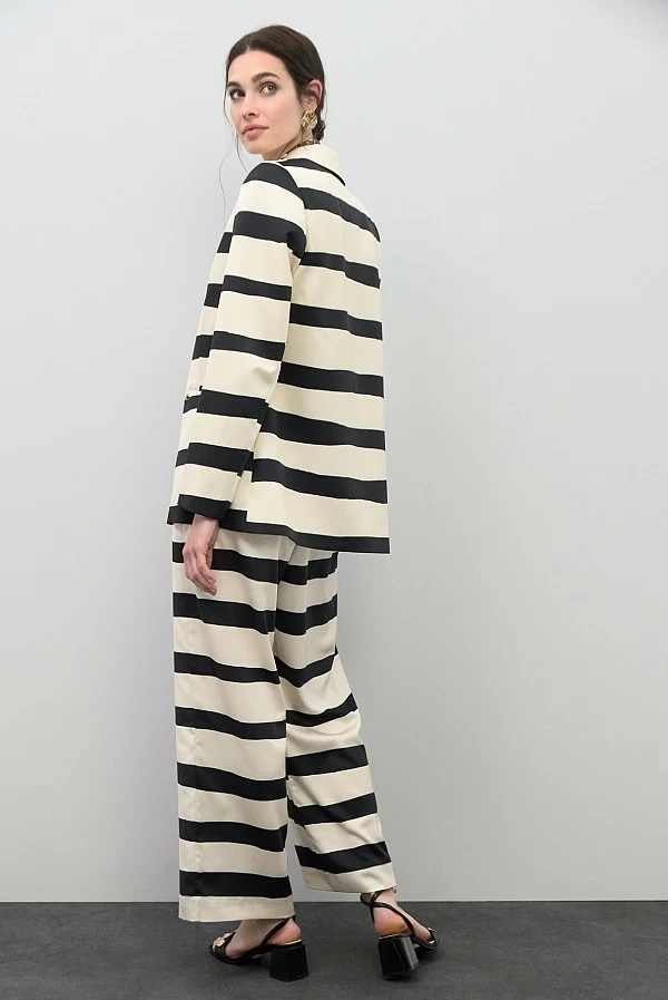 Americana Satinada de Rayas Crudo y Negro