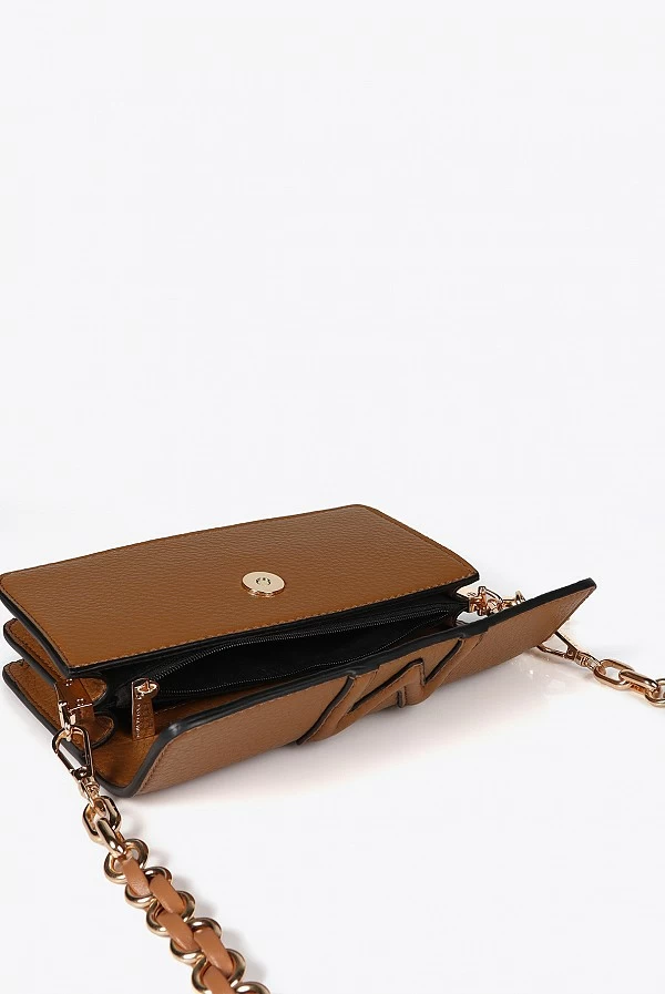 Bandolera Baguette en Efecto Piel con Detalle M en Relieve