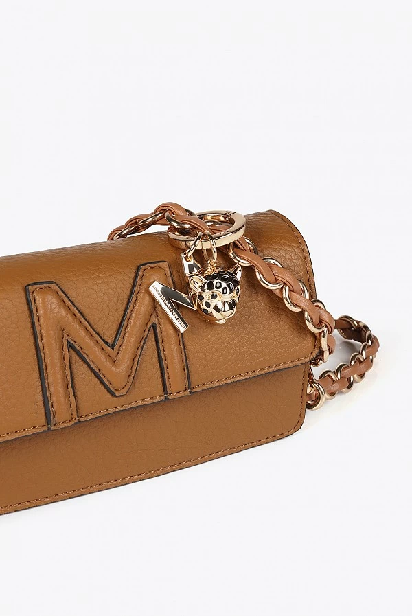 Bandolera Baguette en Efecto Piel con Detalle M en Relieve