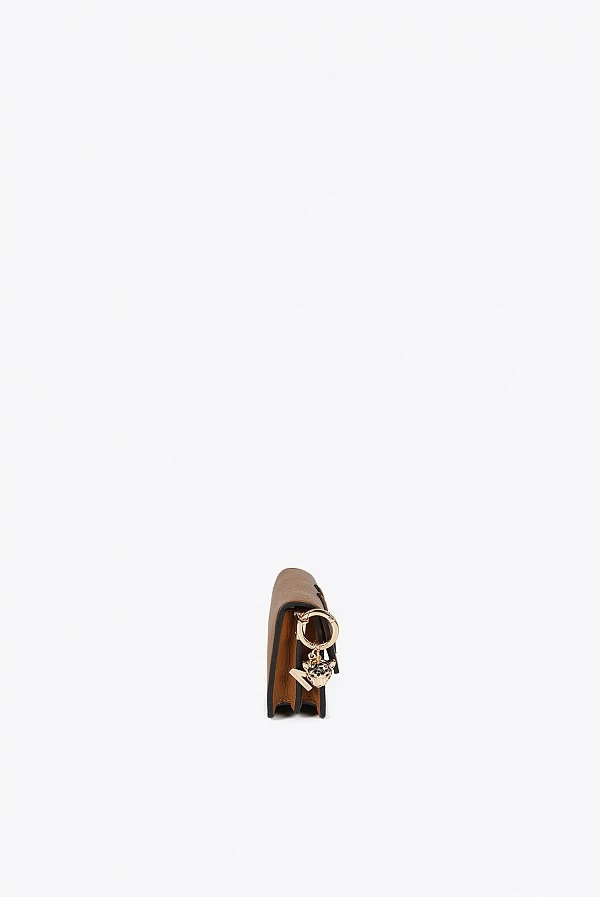 Bandolera Baguette en Efecto Piel con Detalle M en Relieve