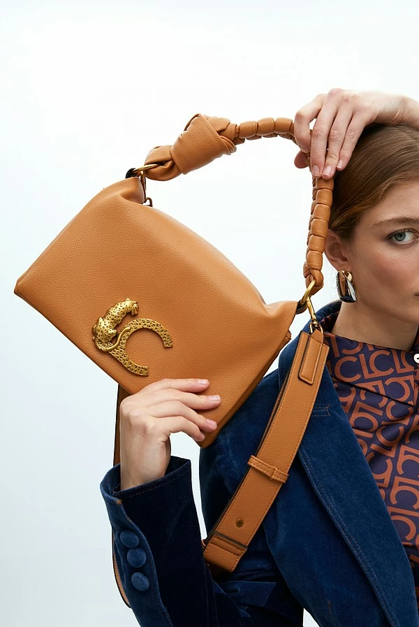 Bandolera con solapa y logo LC leopardo