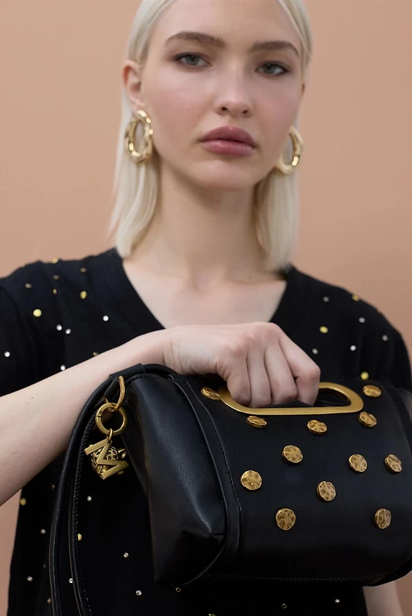 Bandolera con Textura y Tachas Doradas