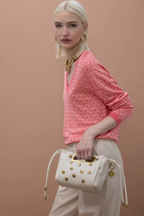 Bandolera con Textura y Tachas Doradas