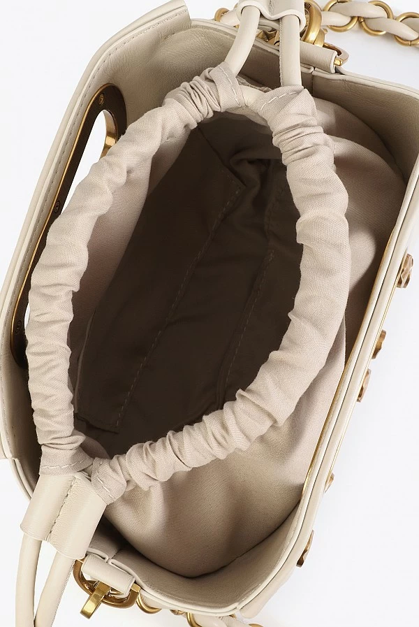 Bandolera con Textura y Tachas Doradas