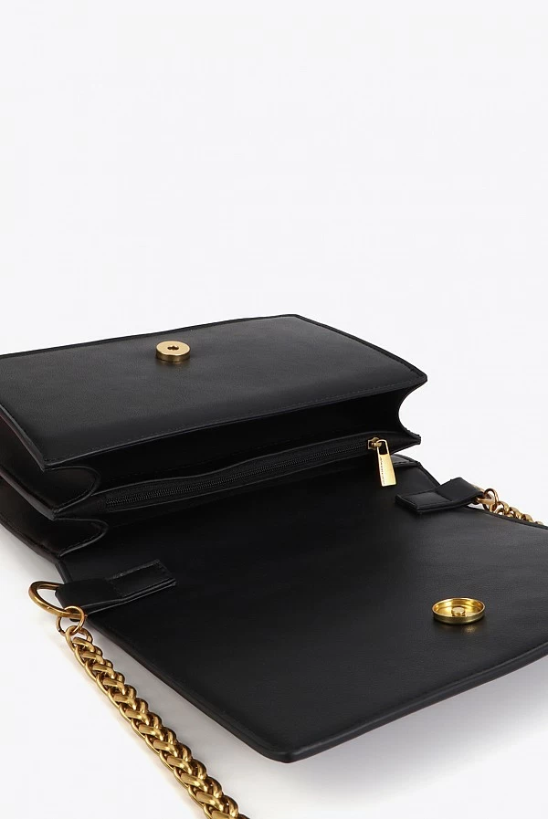 Bandolera Negra con Solapa, Tachas Doradas y Logo Animal