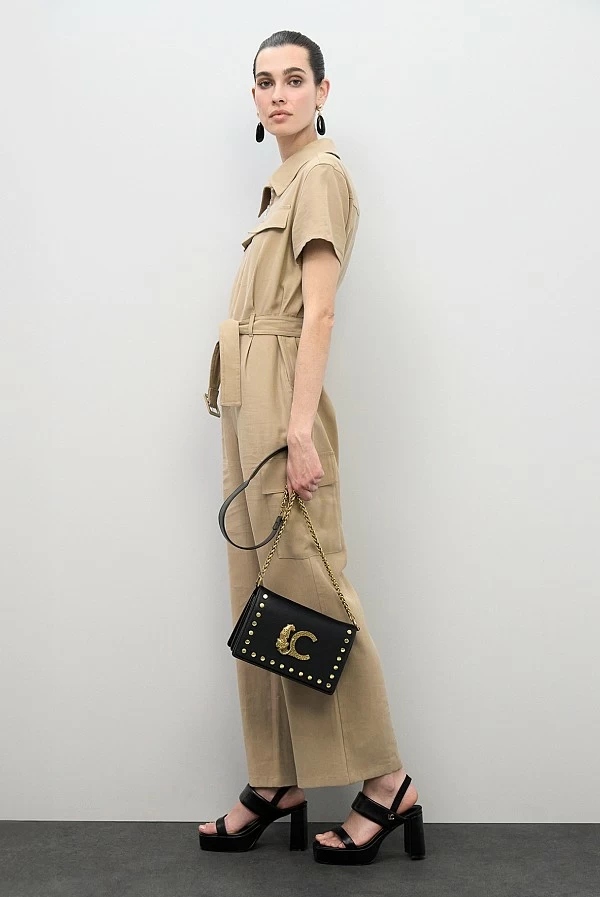 Bandolera Negra con Solapa, Tachas Doradas y Logo Animal