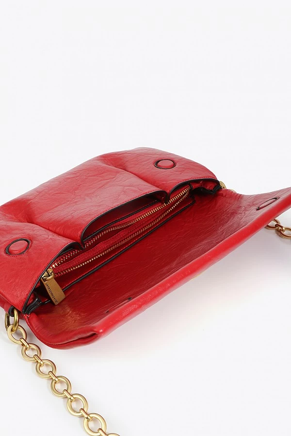 Bandolera Roja con Solapa de Pliegues y Cadena Dorada
