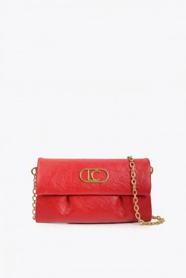 Bandolera Roja con Solapa de Pliegues y Cadena Dorada