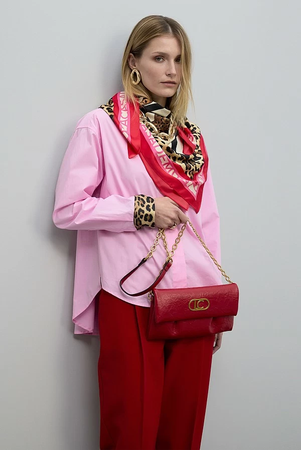 Bandolera Roja con Solapa de Pliegues y Cadena Dorada