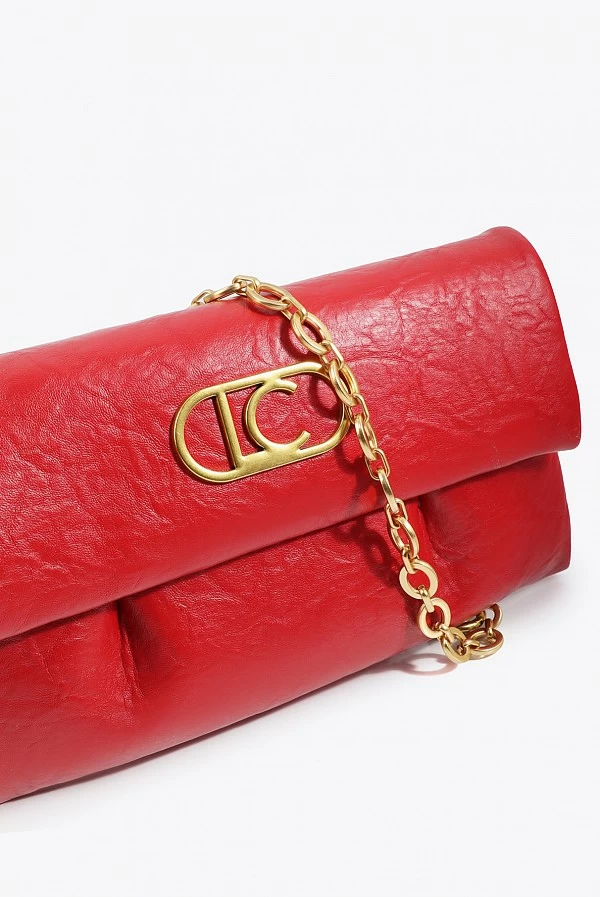 Bandolera Roja con Solapa de Pliegues y Cadena Dorada