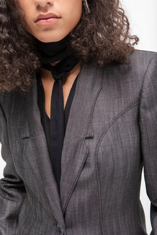 Blazer entallada en tejido tipo denim negro con solapa western –masavi