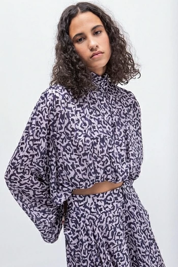 Blusa estampada en tonos crudo y marino con cuello drapeado masavi