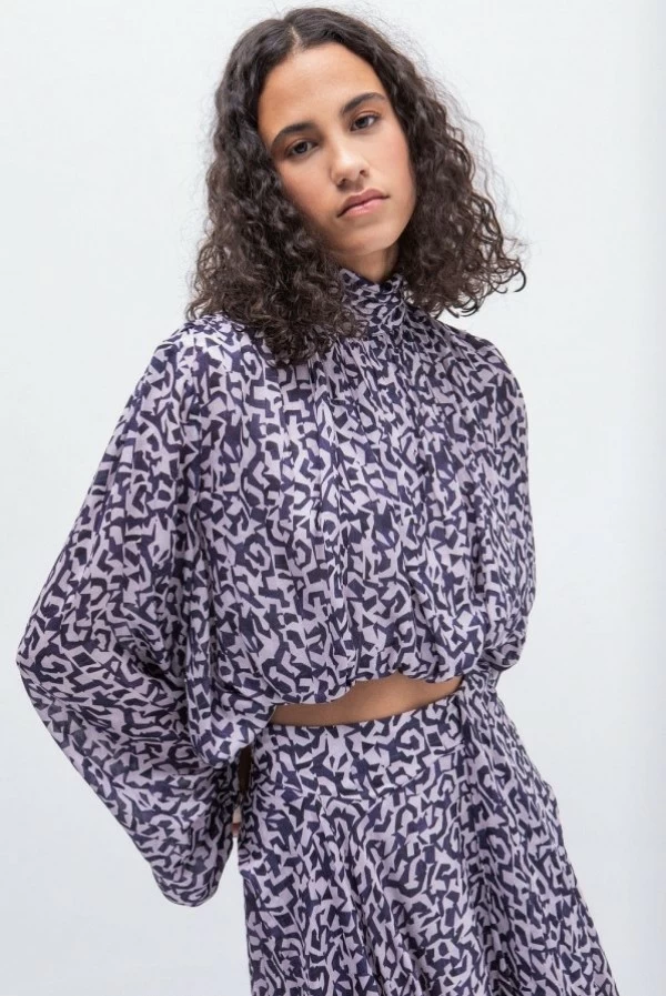 Blusa estampada en tonos crudo y marino con cuello drapeado masavi