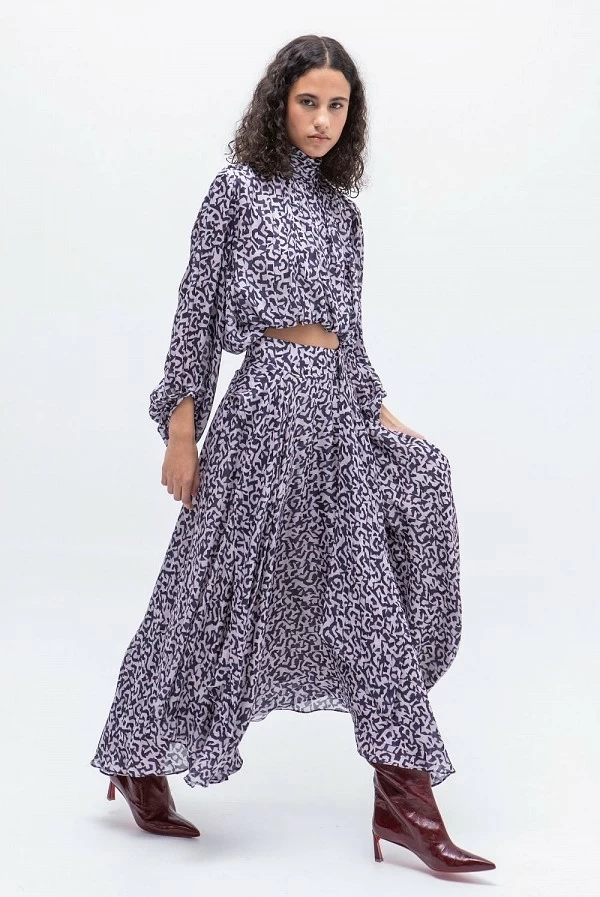 Blusa estampada en tonos crudo y marino con cuello drapeado masavi