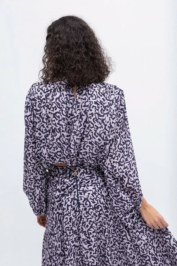Blusa estampada en tonos crudo y marino con cuello drapeado masavi
