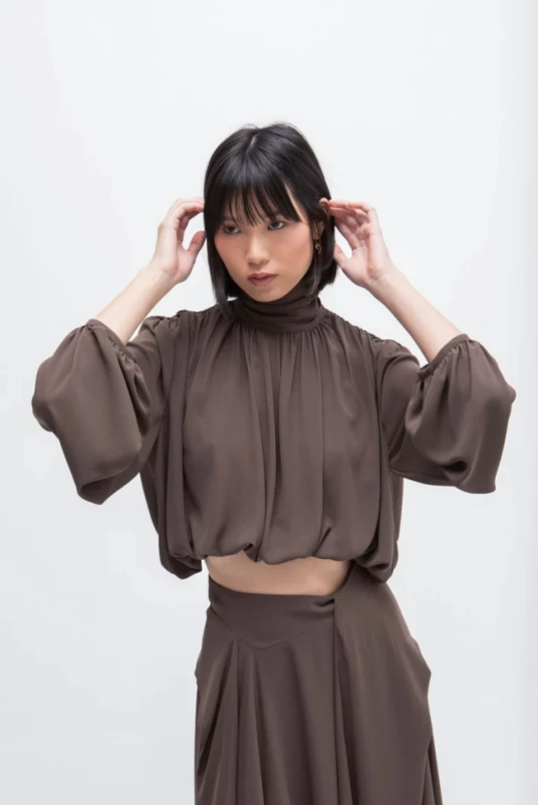 Blusa Marrón Oscuro con Cuello Drapeado y Manga Globo masavi