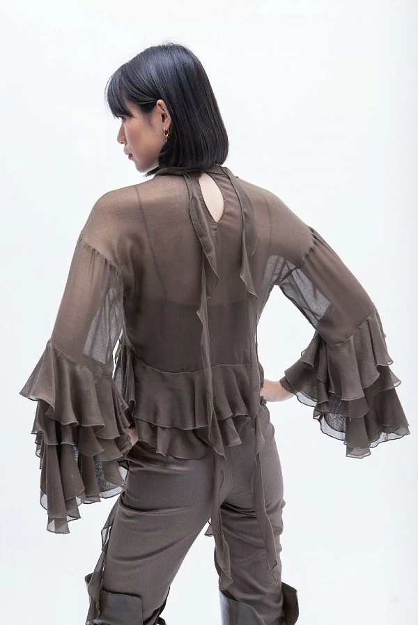 Blusa marrón oscuro semitransparente con volantes y top interior masavi