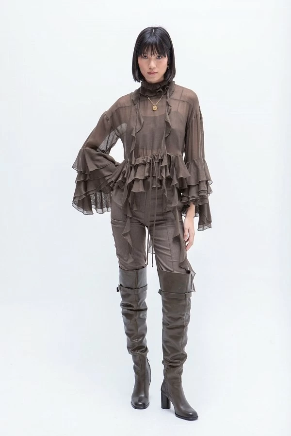 Blusa marrón oscuro semitransparente con volantes y top interior masavi