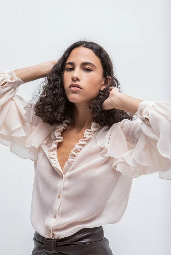 Blusa nude semitransparente con volantes y escote en V masavi