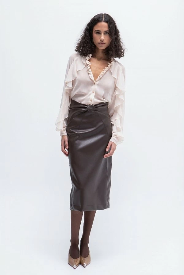 Blusa nude semitransparente con volantes y escote en V masavi