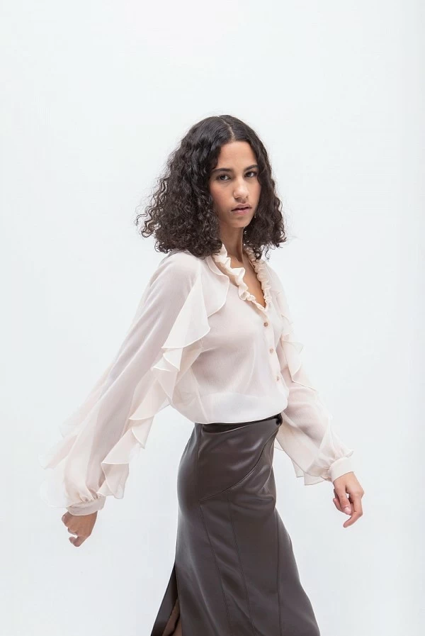 Blusa nude semitransparente con volantes y escote en V masavi