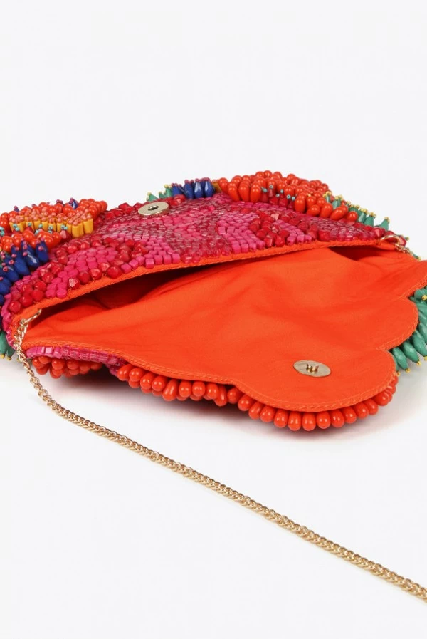 Bolsito tipo sobre con pedrería multicolor y cadena  lola casademunt