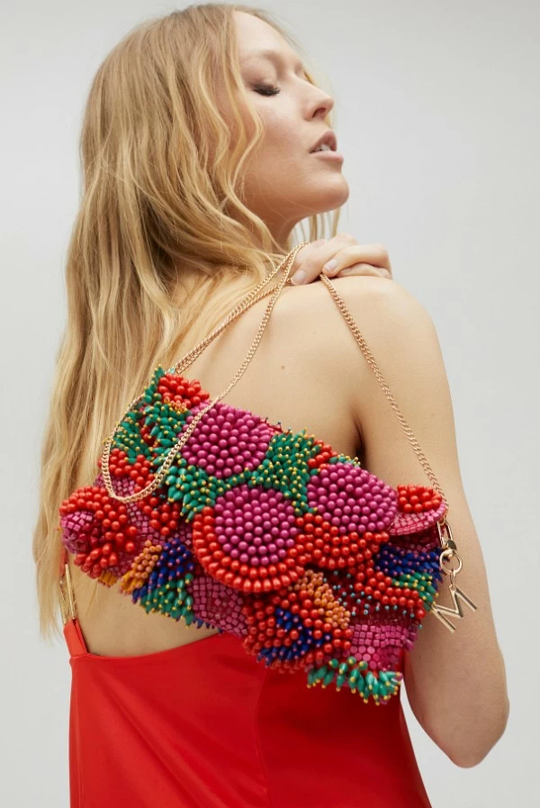 Bolsito tipo sobre con pedrería multicolor y cadena  lola casademunt